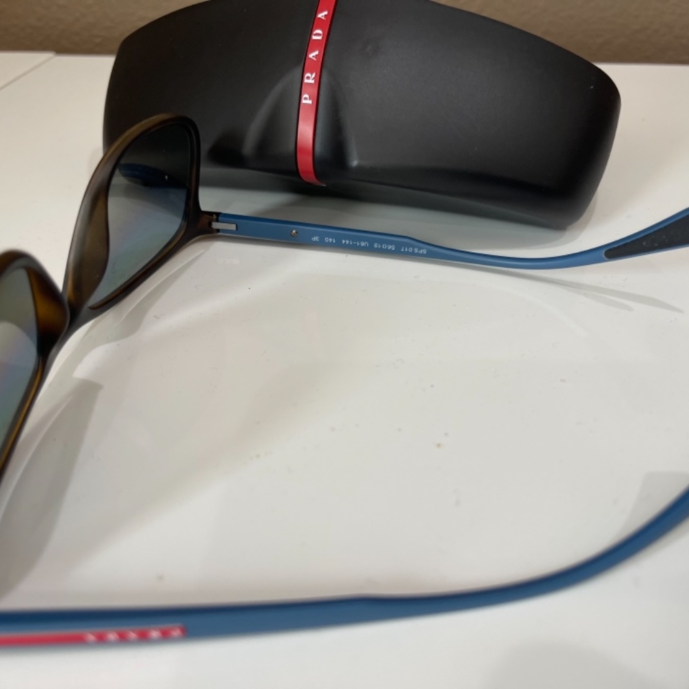Sunglasses - Picture 4 of 6